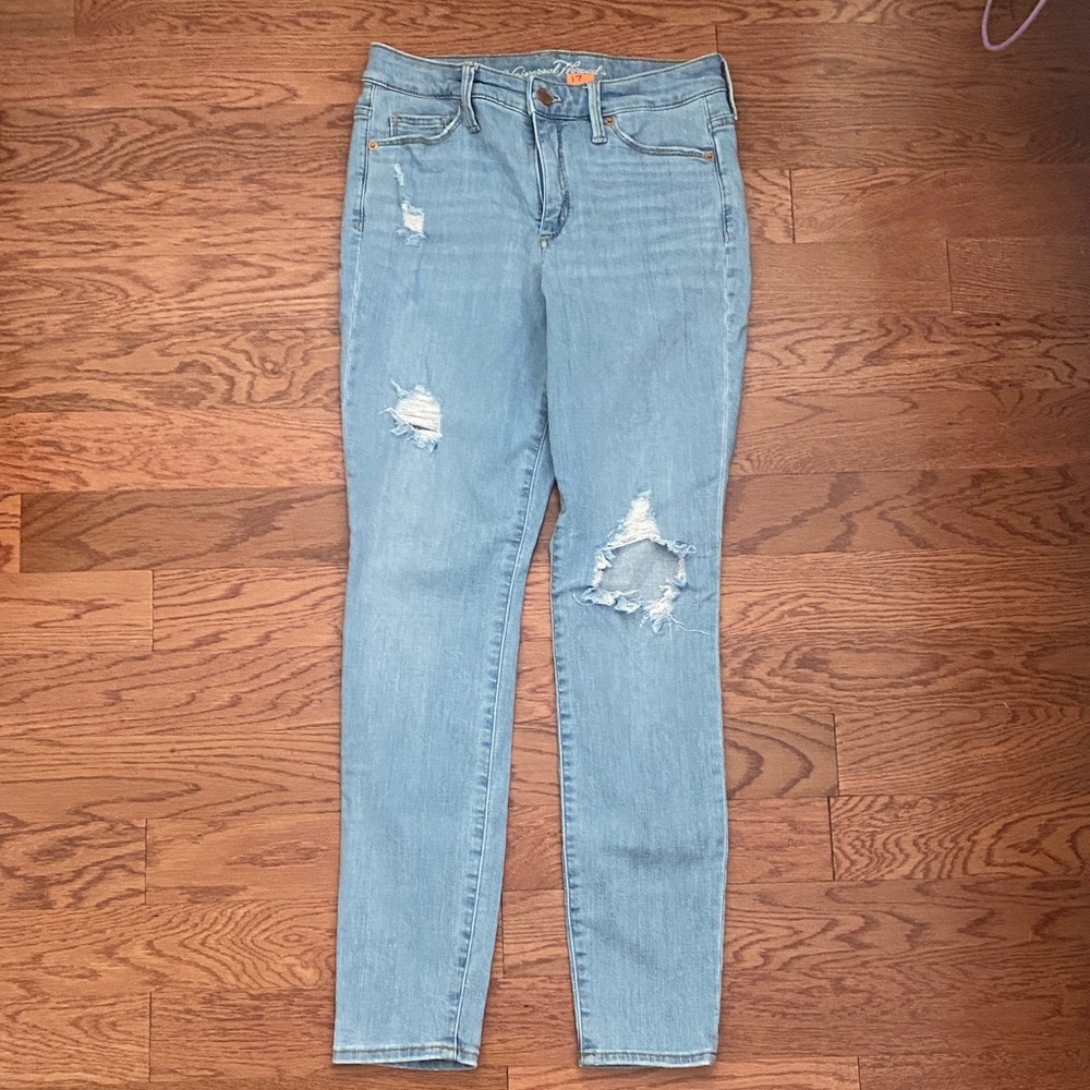 Distressed Light Blue  Universal Thread Women's Skinny Jeans 2/26R